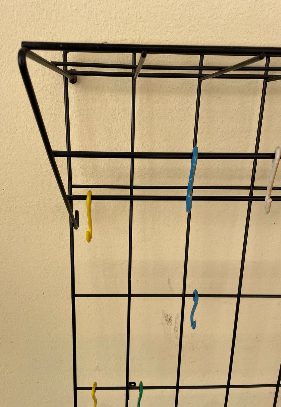 Guardaroba: Drahtgitter Garderobe evt. von Karl Fichter oder String – Usato da Bern venduto da winkelbern 2