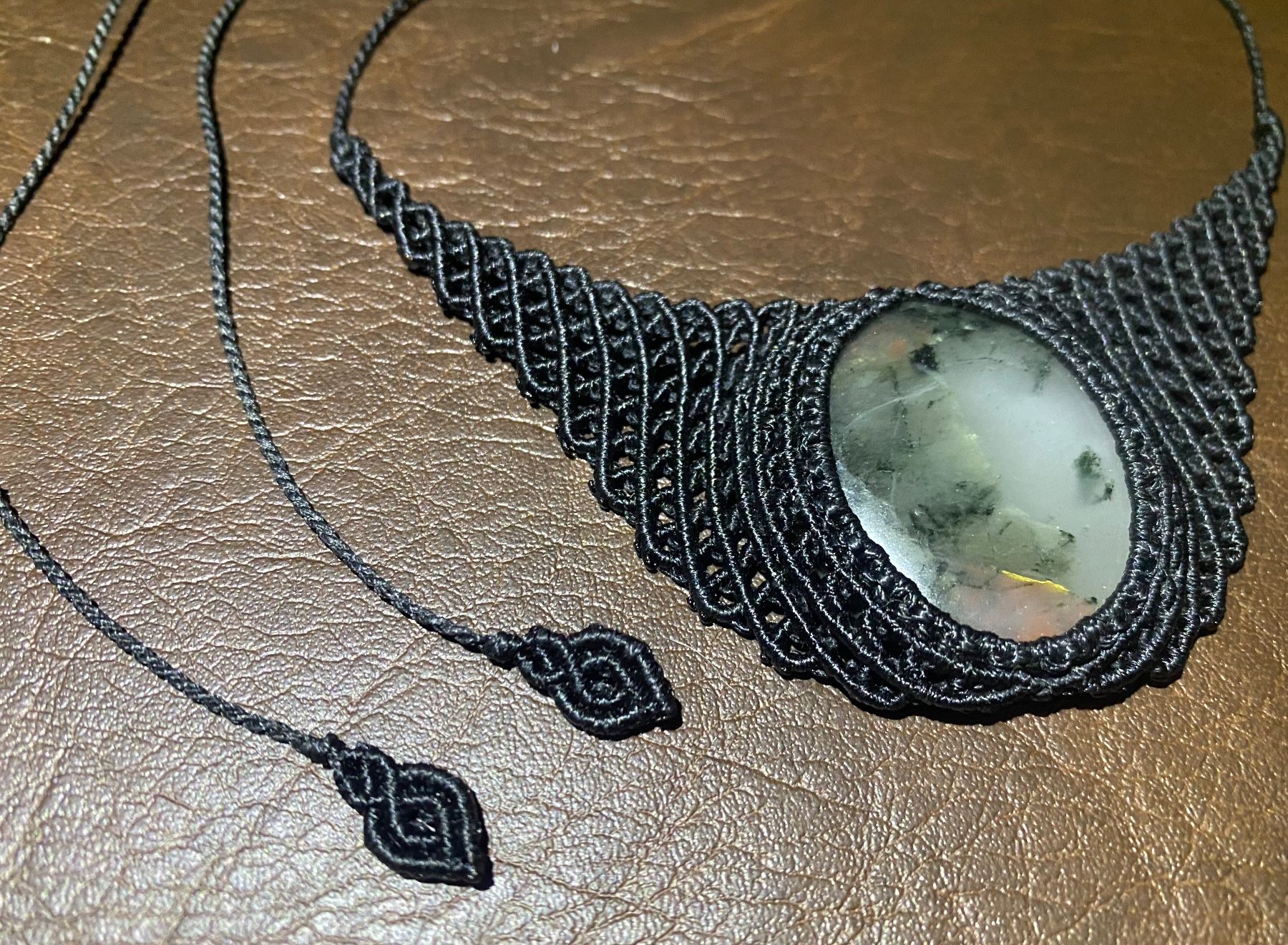 Catenine: Makramee Kette/Collier mit Seftonit – Nuovo (secondo la descrizione) da Pfäffikon ZH venduto da Emporos_42 3