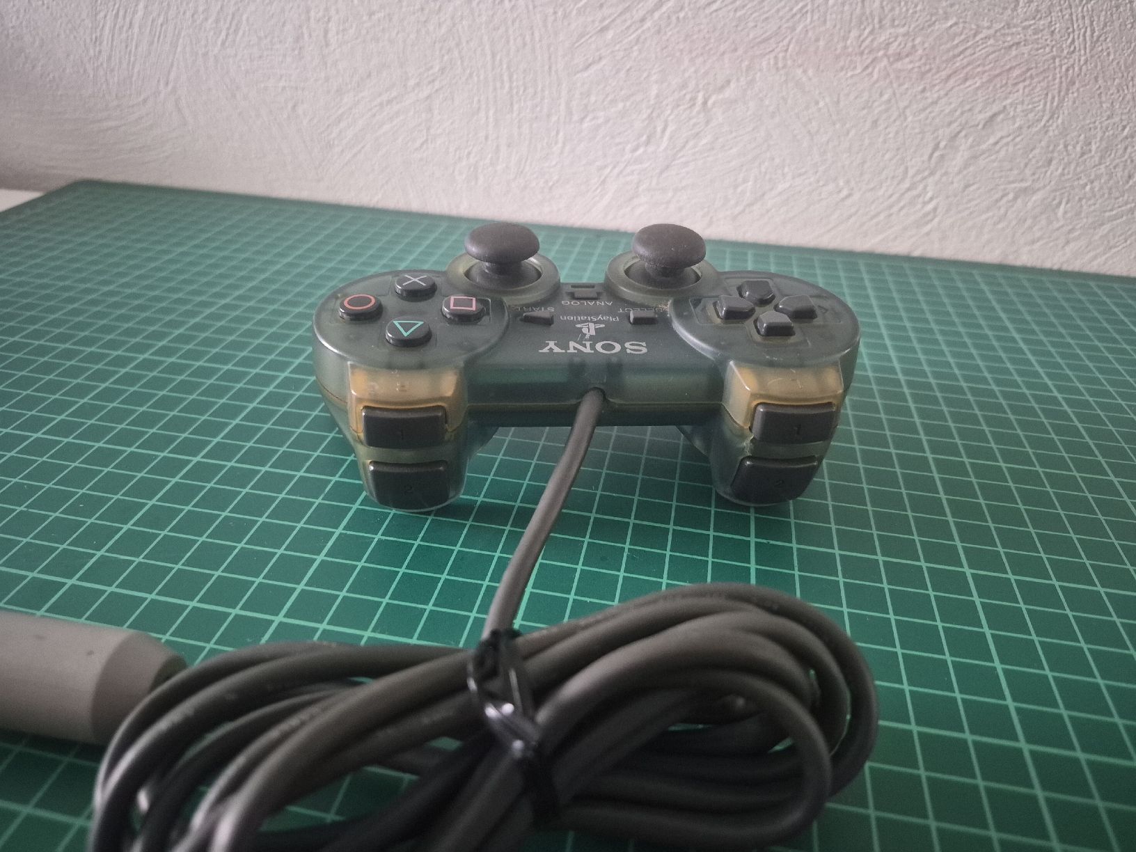 Sony Controller: Sony PlayStation 2, PS2  Controller - Great for Summer Gamin – Usato da Meyrin venduto da Retro-GZ 1