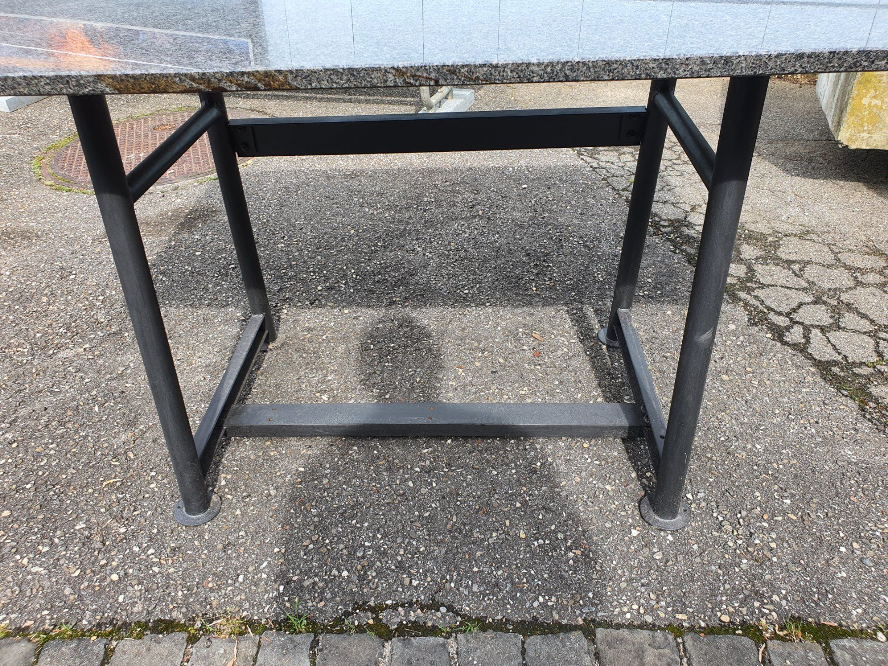 Tappeti: Granittisch mit Metallbaufuss – Usato da Wangen b. Olten venduto da Hecht62xyz 3