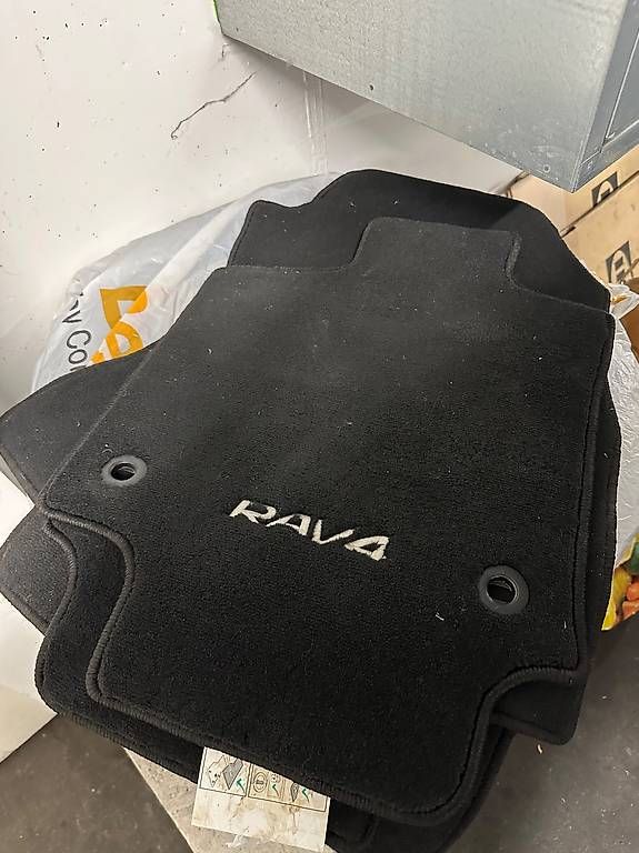 Tappeti & Tappetini: Teppichmatten Toyota Rav4 2020 – Usato da Buchs AG venduto da jen_x5n6