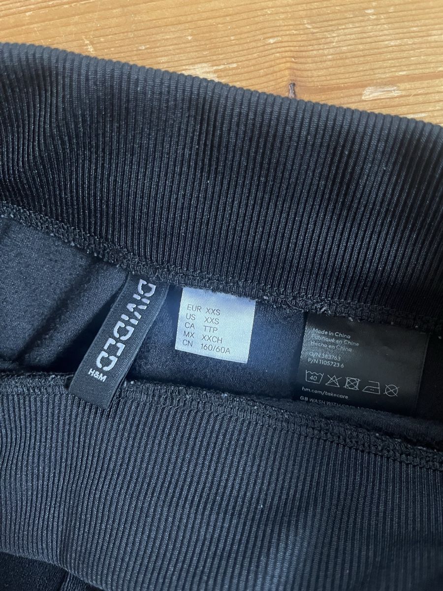 H&M Leggings: Samt Flared Leggins Jogginghose – Usato da St. Margrethen SG venduto da ali_5xzk 2