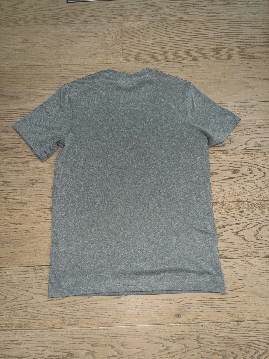 T-shirt: T-shirt de sport gris taille S – Nuovo (secondo la descrizione) da Delémont venduto da bouboute01 2