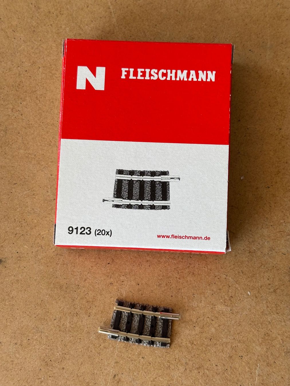Fleischmann Modellini di ferrovie: Fleischmann 9123 Gebogenes Gleis R1 7,5° – Nuovo e nell'imballaggio originale da Hauterive NE venduto da eriamch