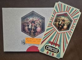 Crypto Circus "Der Zauberer Rot", mit orangem "Zirkuszelt"