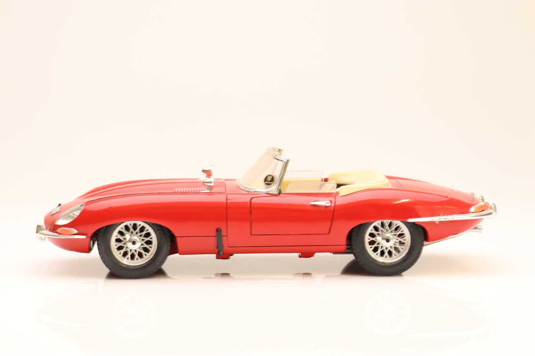 Jaguar Modellini d'auto: Burago Jaguar E Type Modellauto 1/18 – Usato da Ried (Muotathal) venduto da Modellbahn.swiss 2