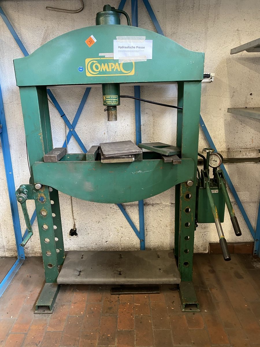 Toutes les machines: Hydraulische Presse  – D'occasion à Hägglingen par Karin0802