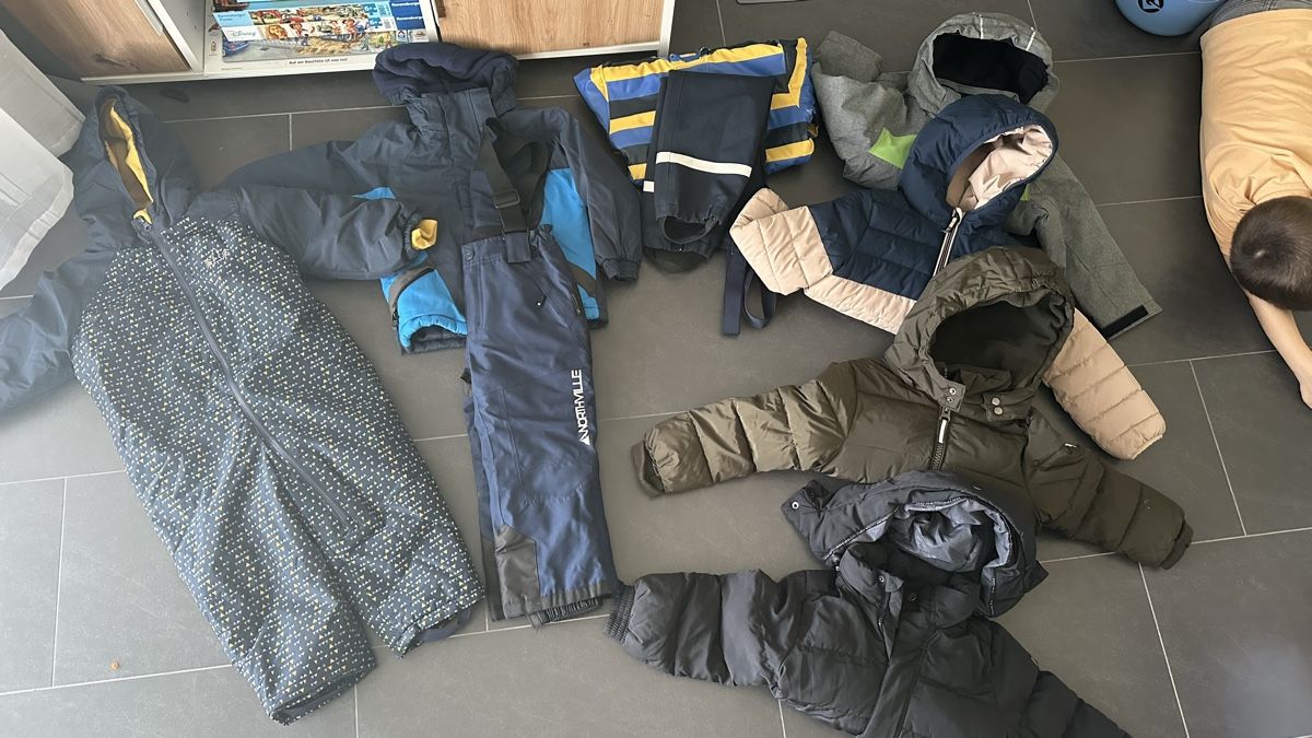 Lotti & Set di vestiti: Divers Winterjacken (auch Einzelverkauf) – Usato da Niederweningen venduto da Ro-so