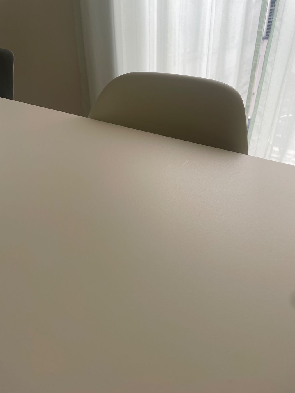 Set di tavolo e panche: Vitra Esstisch + 6x Eames Stühle – Usato da Zürich venduto da MichelleCW 4