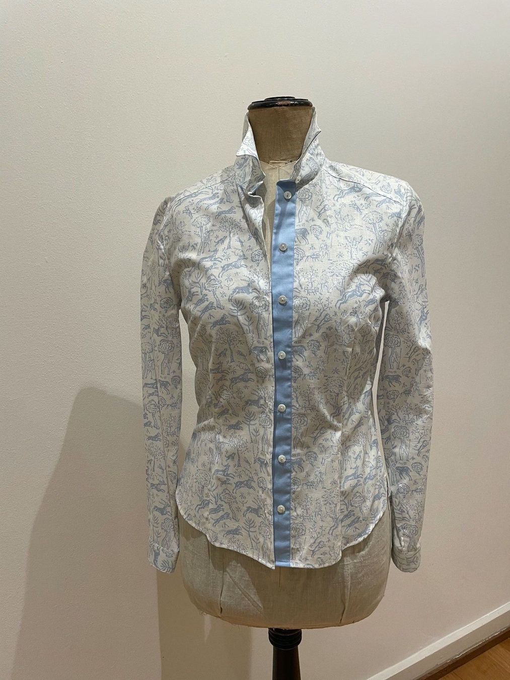 Camicette: Gössl Bluse blau weiss mit Jagdmotiven – Nuovo (secondo la descrizione) da Zürich venduto da Simi123
