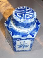 Grosse Teedose hektagonal blau auf weiss (Nr. 30)