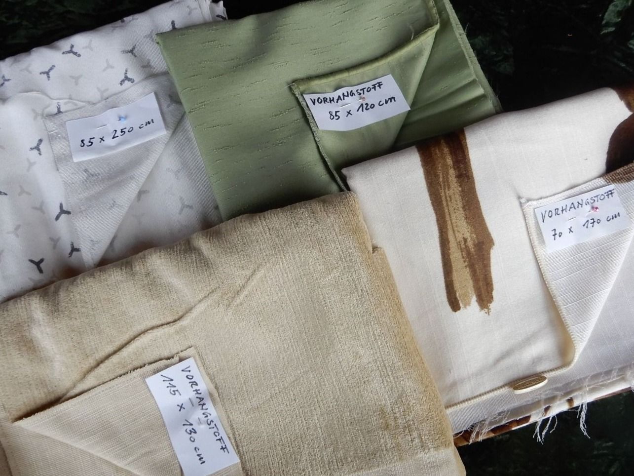 Tessuti: 4 TEILE REST VORHANGSTOFFE – Usato da Huttwil venduto da Kunterbuntli