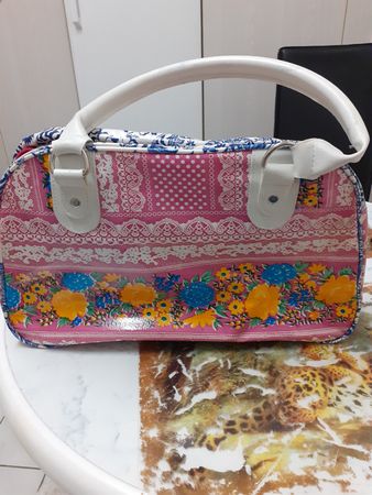 Handtasche bunt mit Blumenmuster und weissen Henkeln 