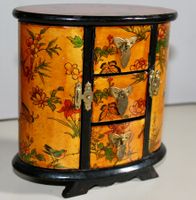Zierliches Schmuckschränkchen