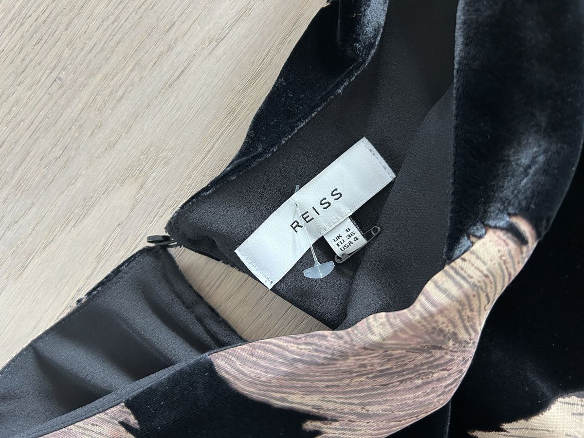 Vestiti: Reiss Kleid Gr. 36 schwarz Samt Federn – Usato da Zug venduto da Gibbi80 1