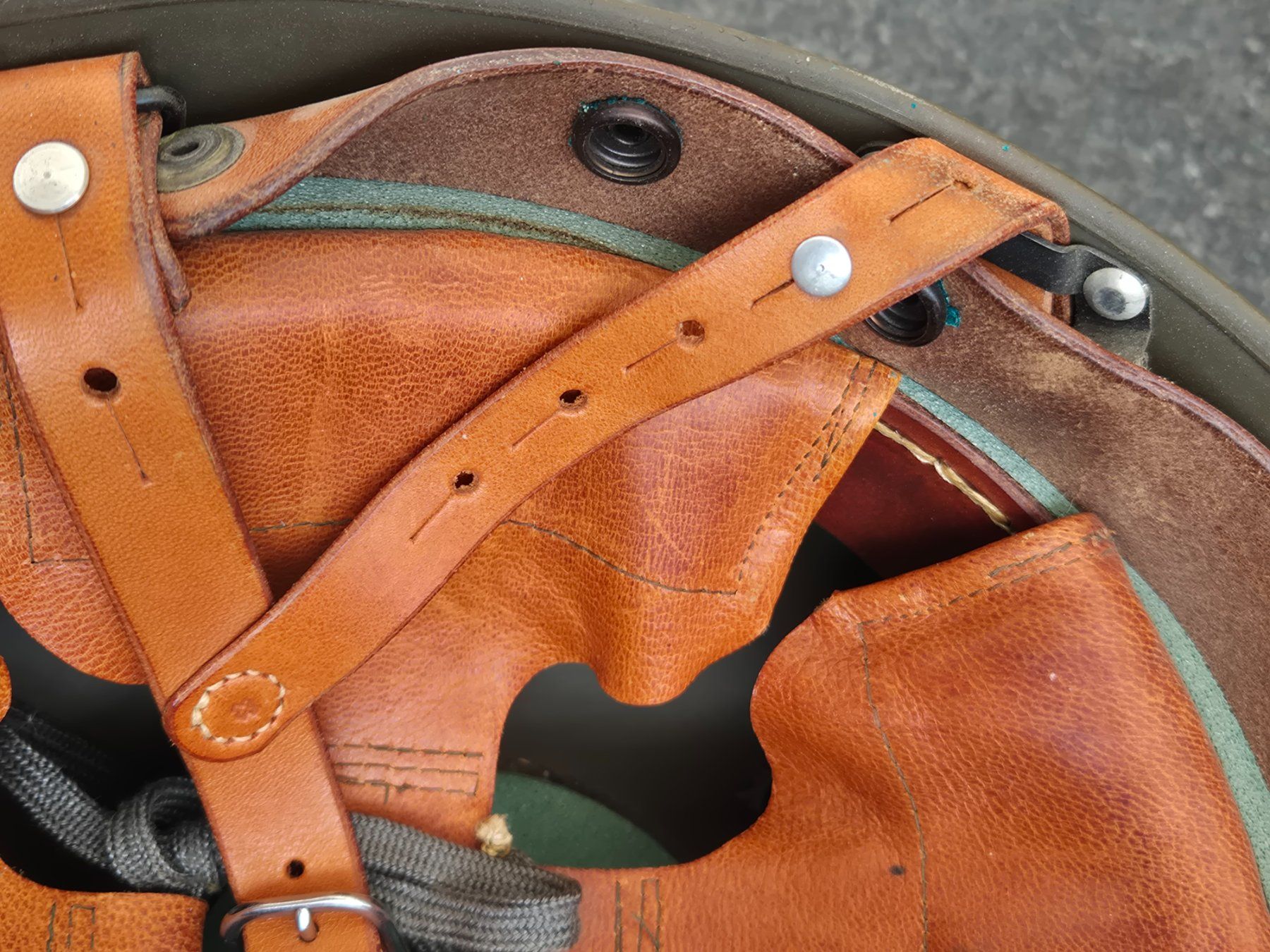 Uniformes & Effets: CH-Militärhelm Heerespolizei getragen Zustand gem.Bilder – D'occasion à Oberuzwil par ceeg7 5