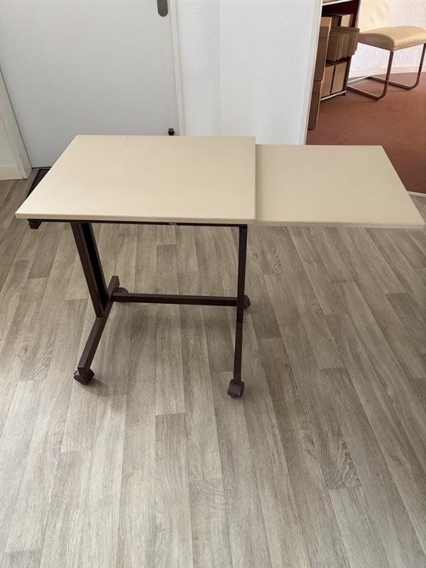 Tische: 3x Table beige avec rallonge à roulette – Gebraucht aus Yverdon-les-Bains von bhoewler 1