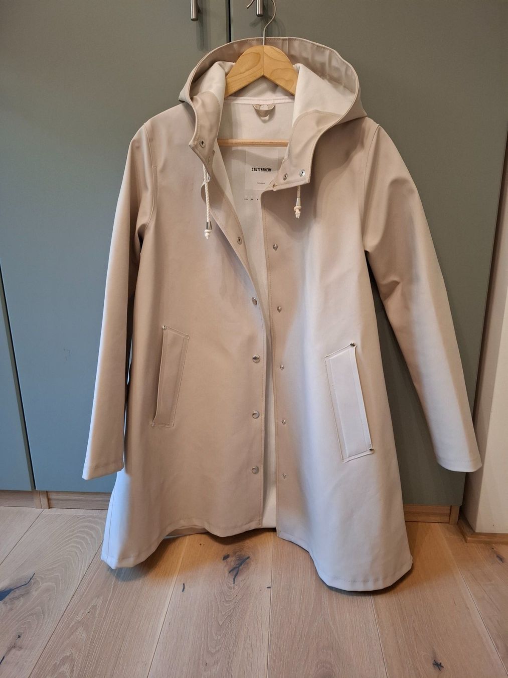 Stutterheim Cappotti: Regenmantel von Stutterheim in Beige, Gr. S – Usato da Jenins venduto da kunzli88 2