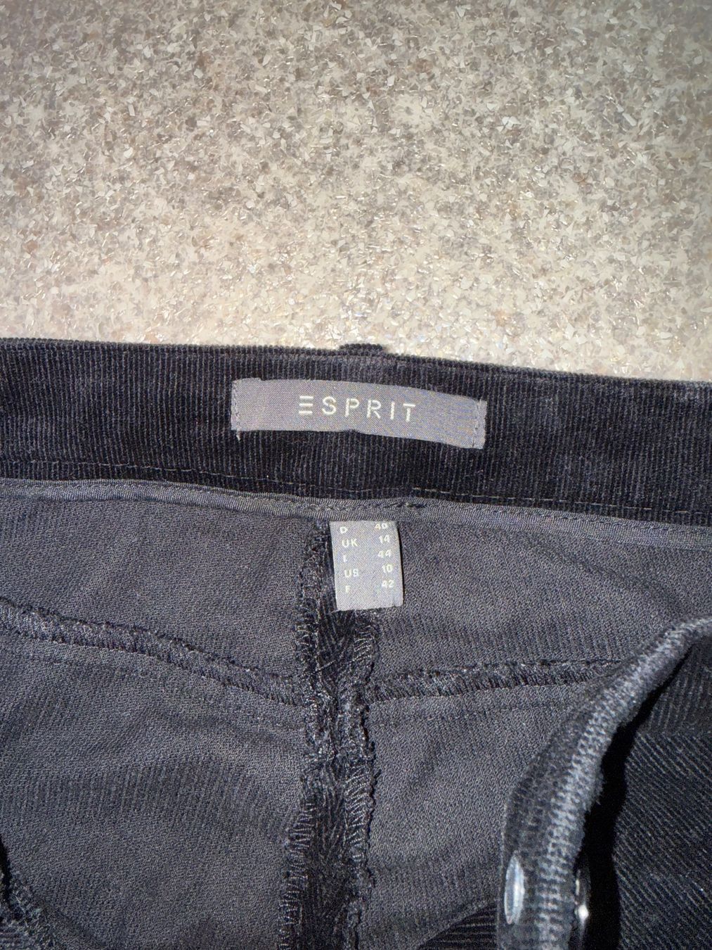 Esprit Pantalons: Esprit Cordhose schwarz Grösse 40 – D'occasion à Oberentfelden par mel_f97j 1