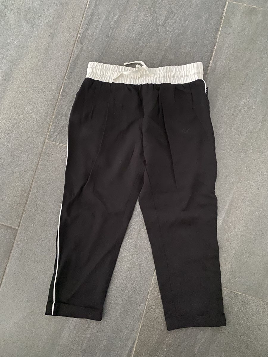 DKNY Pantaloni: Pantalon DKNY noir 3/4 taille 4 ans. – Usato da Grenchen venduto da O.r.i.g.