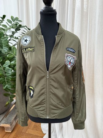 Wende-Bomberjacke Military Stil mit Patches, Gr. M