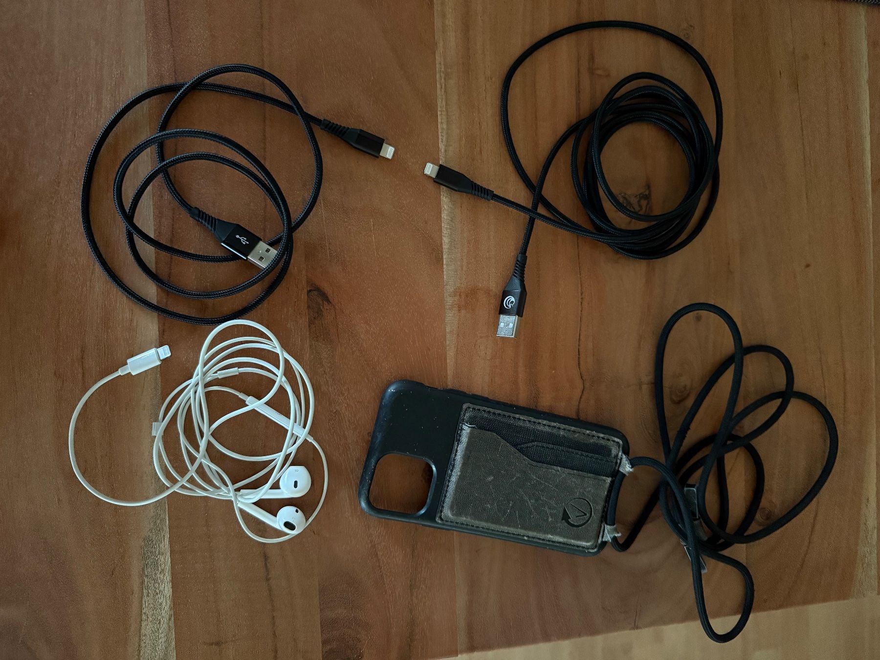 Apple Telefoni cellulari / Smartphones: iPhone 11 Pro Hülle/Kopfhörer/2x Kabel – Usato da Benken ZH venduto da mar_5d2w