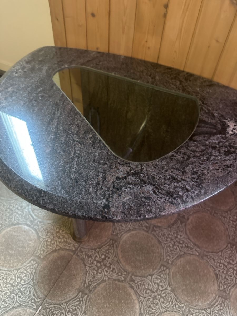 Tables: Side table granite top triangular shape acceptable – D'occasion à Elsau par MANWITHVAN 2