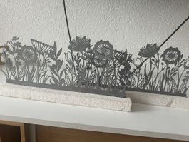 Decorazioni di primavera in metallo su pietra, nuovo