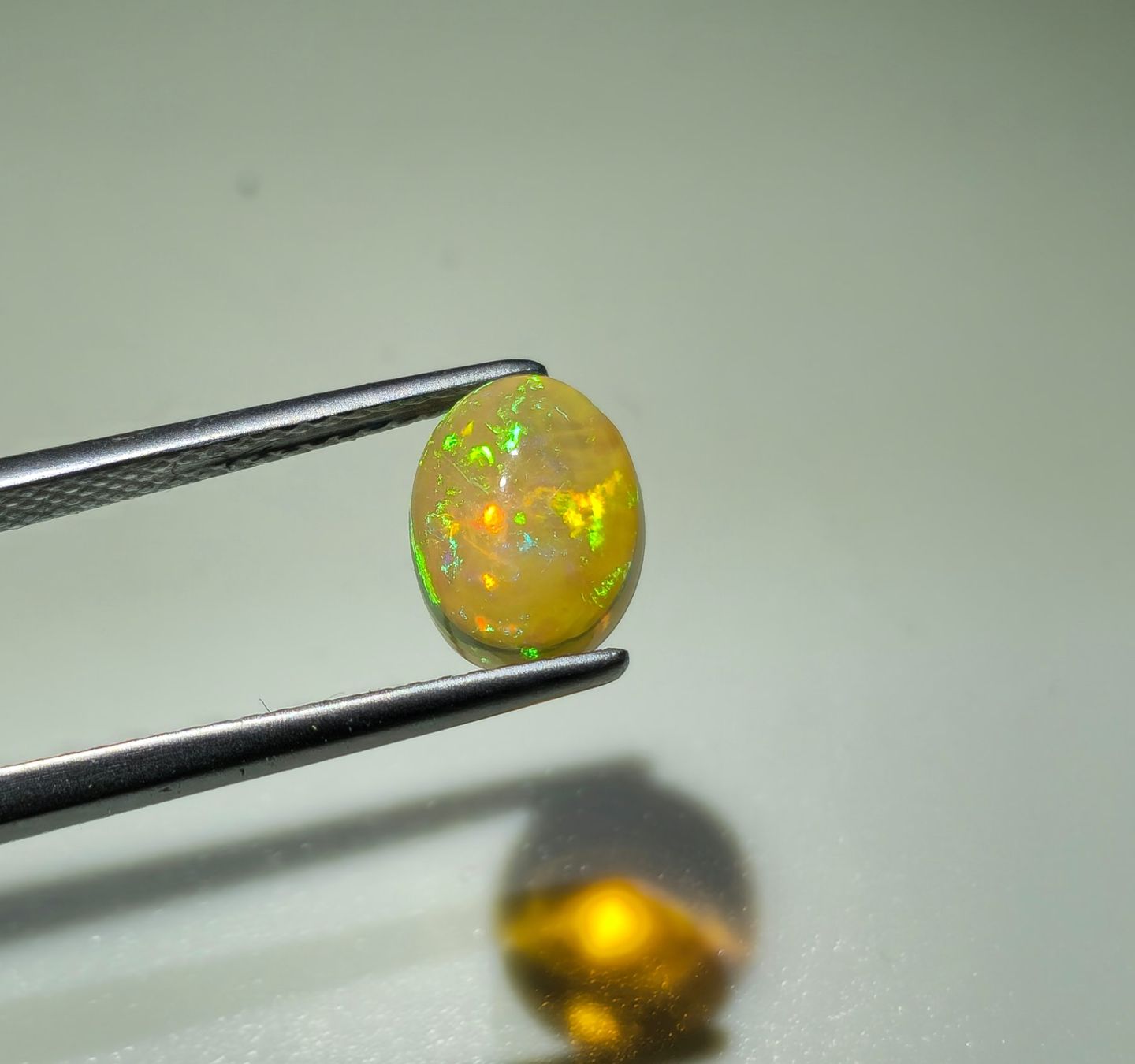 Pierres précieuses: Opal mit Schönem  Ovalem Schliff 1.20ct – Neuf (Voir description) à Schaffhausen par SahinGems 2