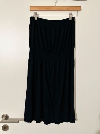 Petite robe noire de plage sans manche