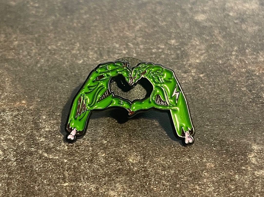 Plaketten & Abzeichen: Zombie Heart Pin – Gebraucht aus Biel/Bienne von bas_c8yf