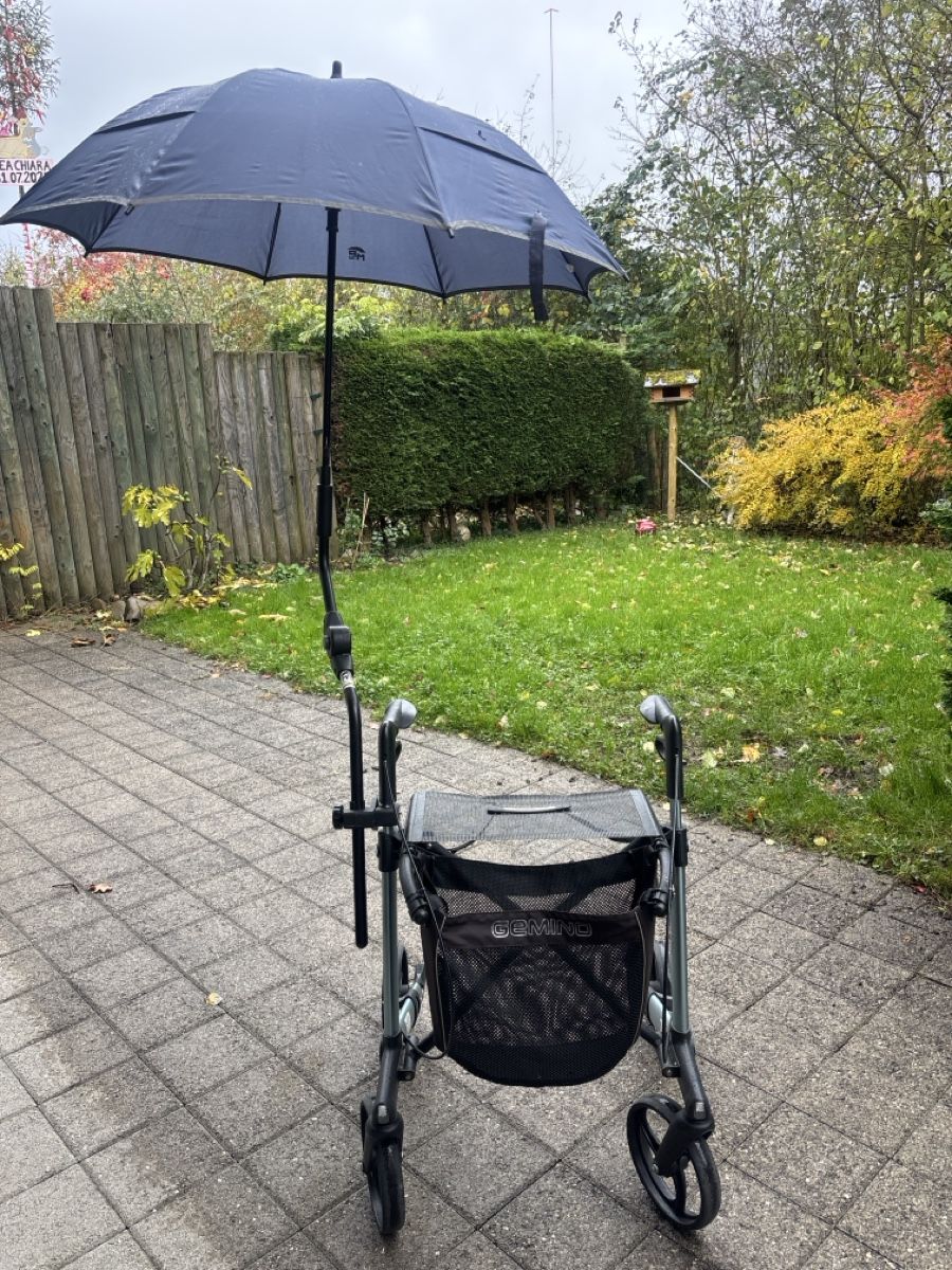 Ausili per la deambulazione: Rollator Gemino mit Schirm – Usato da Kriens venduto da Mollinos