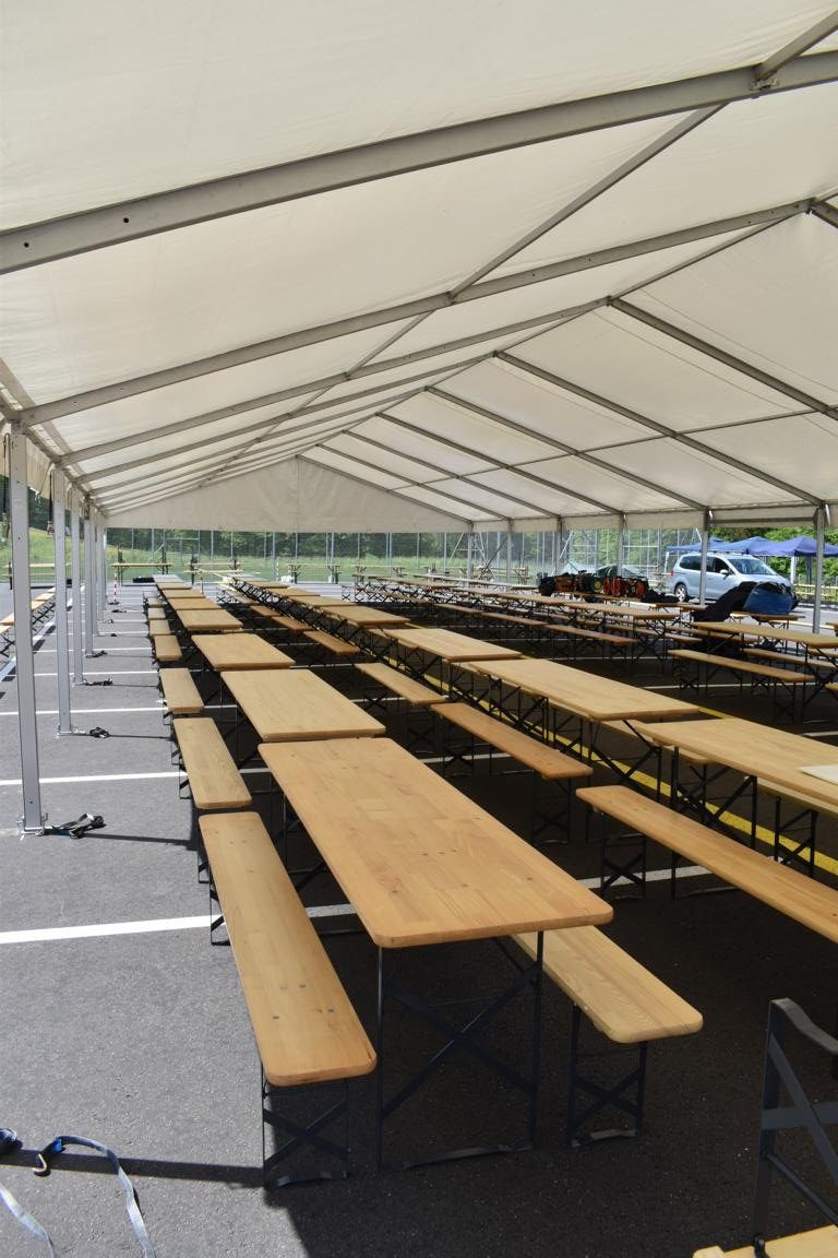 Set di tavolo e panche: Festbankgarnitur 220 x 60 m "GUT" – Usato da grosswangen venduto da Poliniman0 1