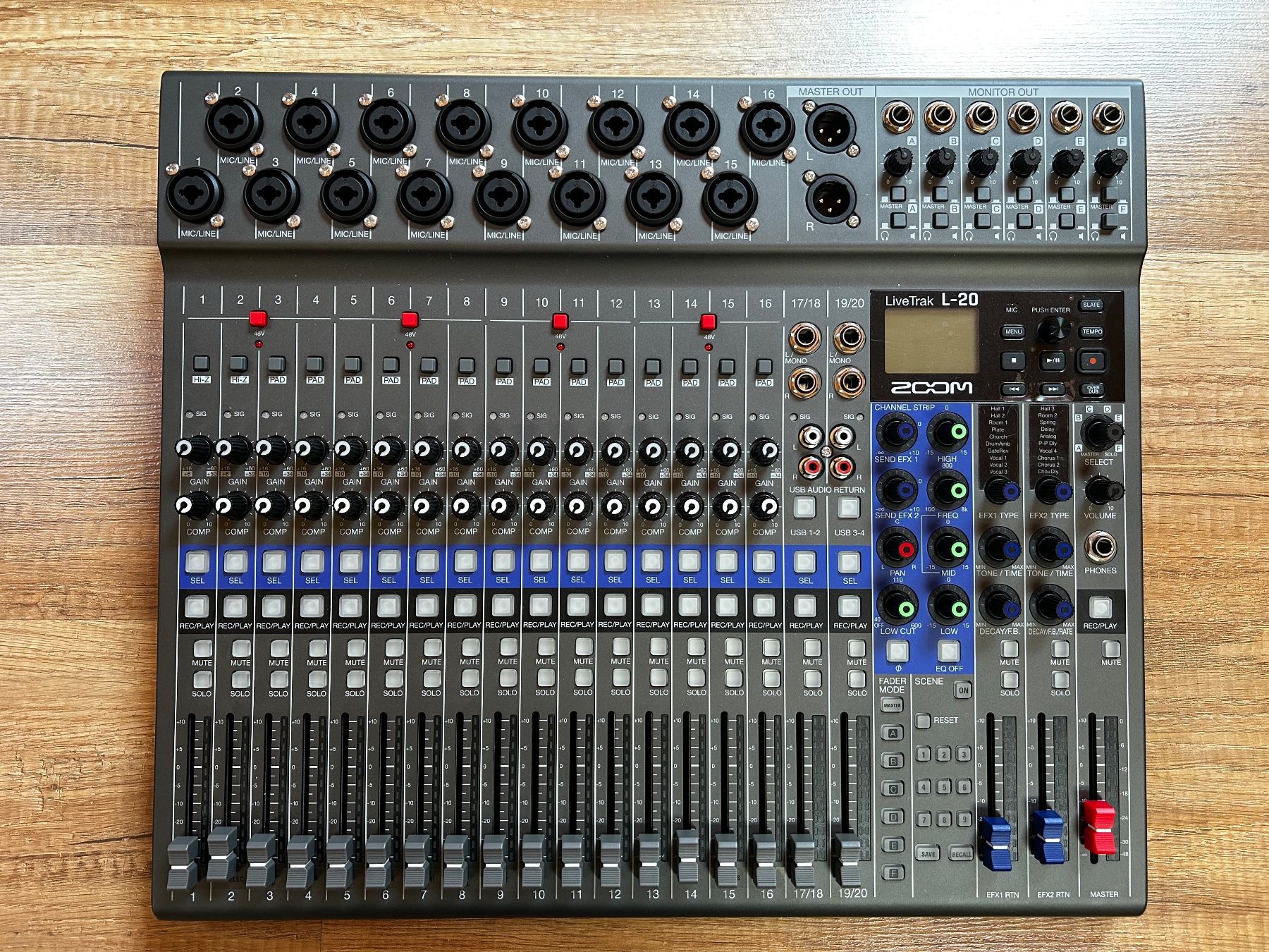 Zoom Console di mixaggio: Zoom LiveTrak L-20 Mixer – Usato da Val-d’Illiez venduto da SG2903 1