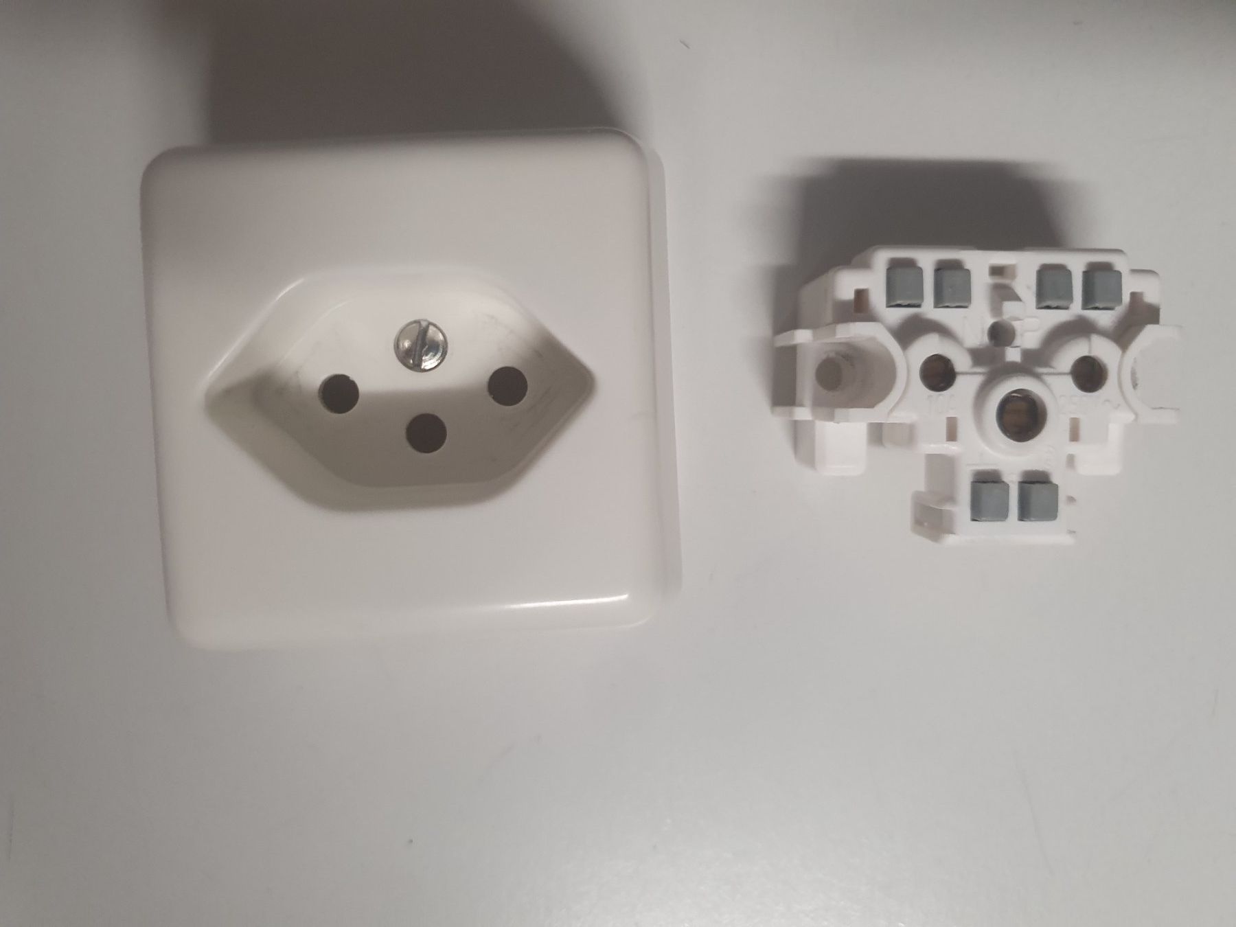Spine: AP Steckdose T13 Weiss Standard – Usato da Zürich venduto da Alibaba1234