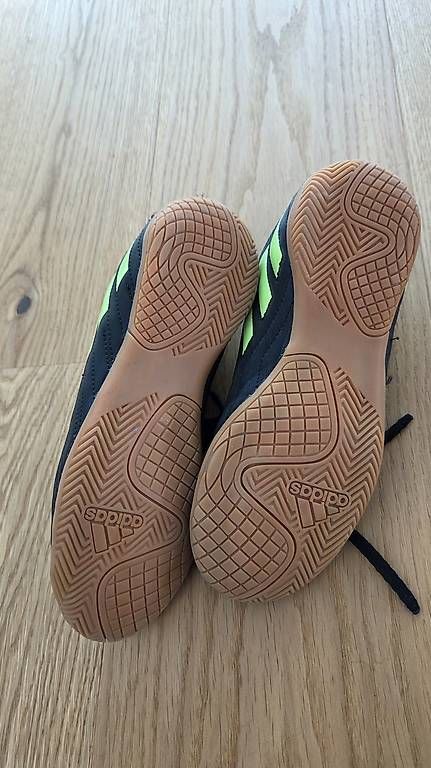 Scarpe per ragazzi: Hallenschuh Adidas Gr. 36 – Usato da Eggersriet venduto da monibenz79 2