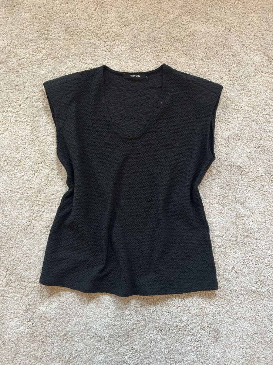 Taifun Top: black V-neck top with shoulder pads   – Usato da Dietlikon venduto da leaaasells 1