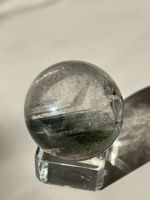 Seltener grüner Schicht-Phantomquarz Kugel mit Glassockel