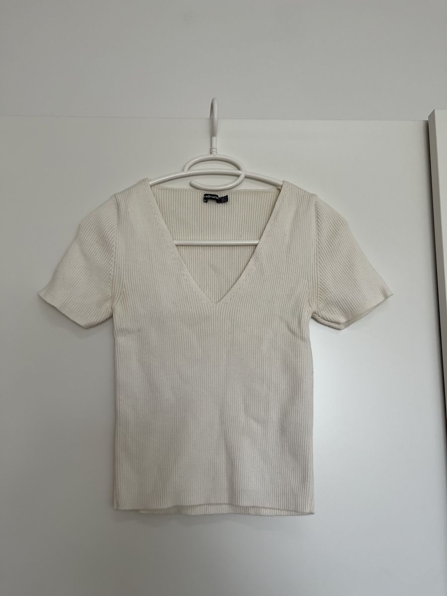 Stradivarius Tops: Stradivarius V neck Shirt weiss – Gebraucht aus Basel von cat_25m7