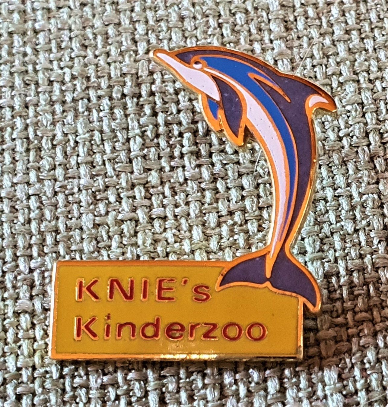 Plaquettes & Badges: E426 - Pin Knie  Kinderzoo Delfin – D'occasion à Reinach BL par Boston-Verkauf