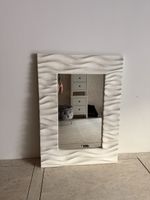 Weisser Wandspiegel mit 3D-Wellenrahmen 107 × 78 cm