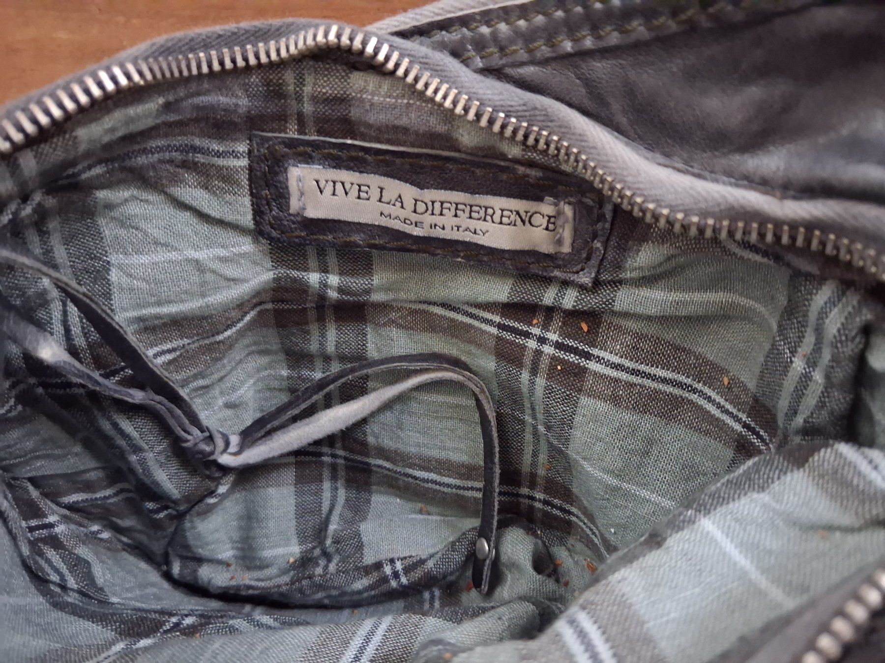 Taschen für Damen: Vive la difference Leder Tasche – Gebraucht aus Wetzikon ZH von med_2y76 5