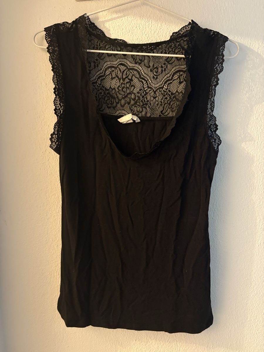 H&M Tops: Top mit Spitze – Gebraucht aus Ricketwil von Lady_of_Glenmore