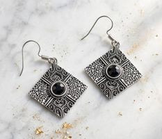 Orecchini pendenti quadrati con pietra nera Argento