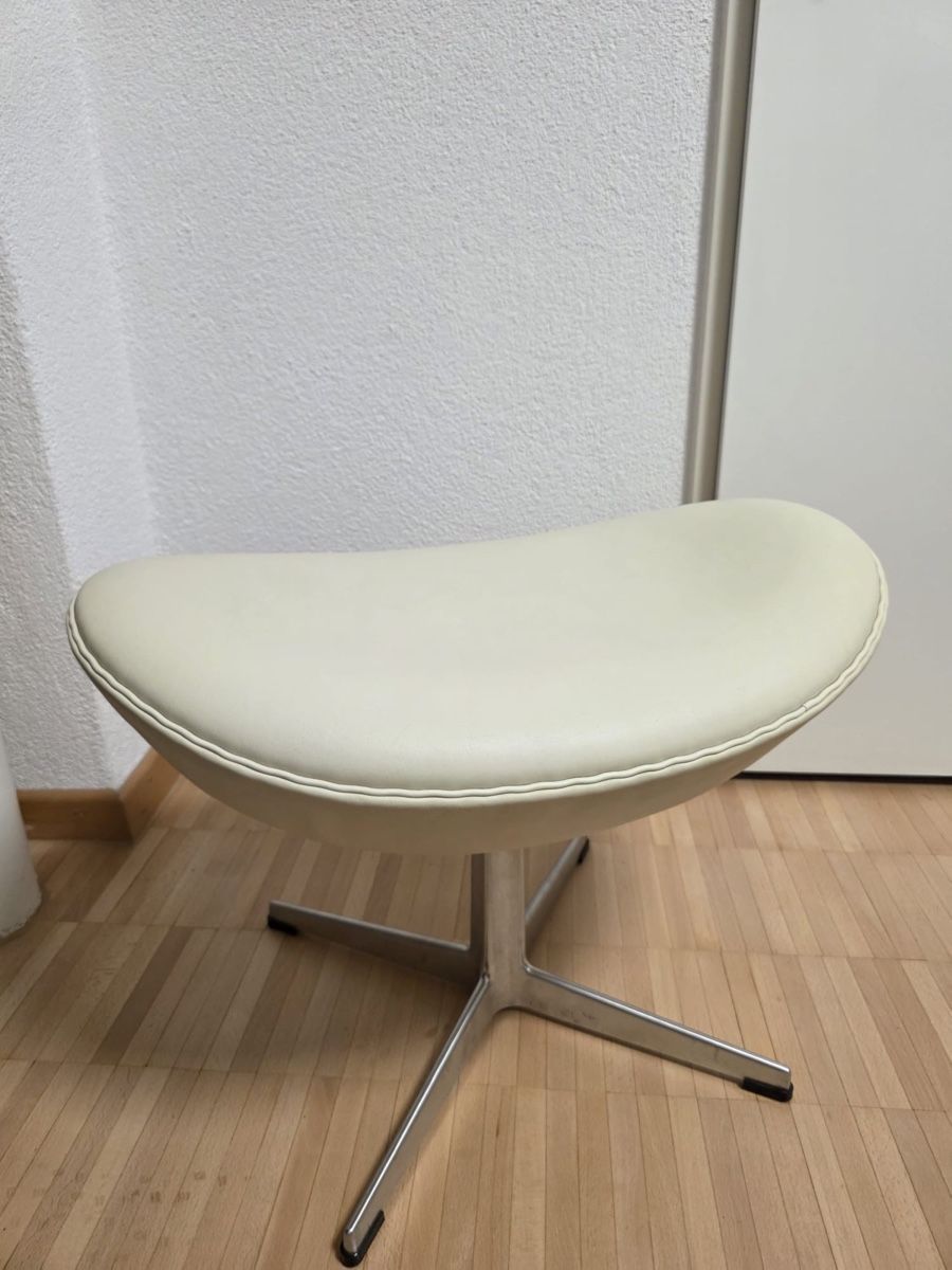Fritz Hansen Sgabelli: Fritz Hansen Egg Ottoman Leder  – Usato da Frauenfeld venduto da Elooooo 2