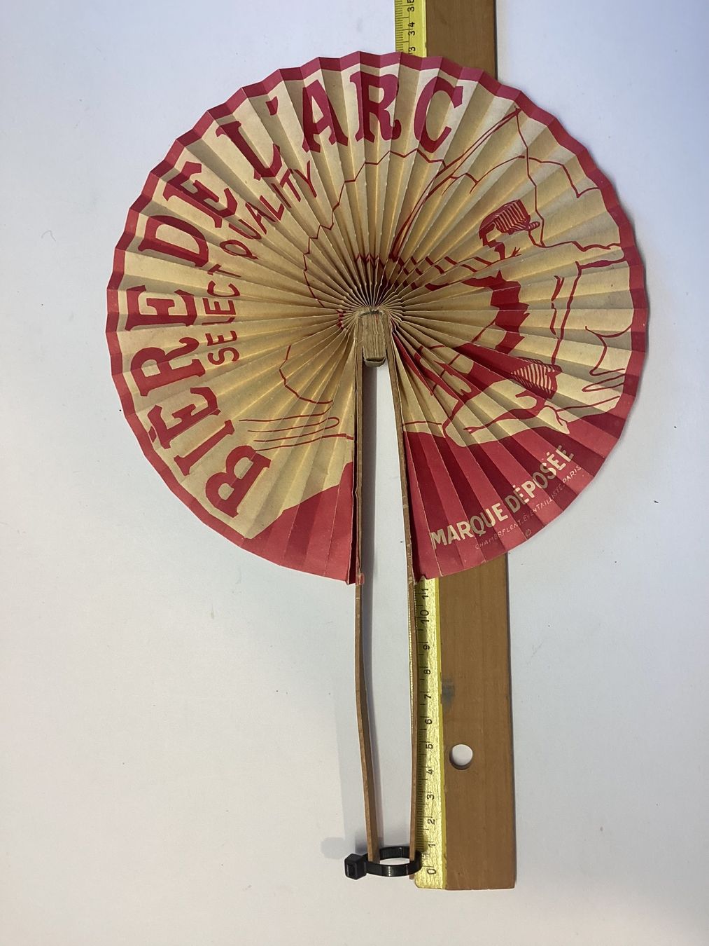 Tutte le decorazioni: Fächer. Alter Werbe-Fächer, Papier, Biere de l‘arc – Usato da Eglisau venduto da mar_5rn2 2