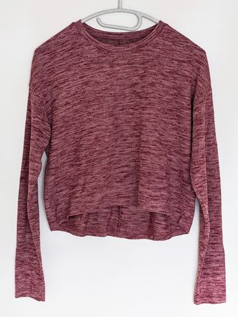 feiner roter meillierter Pullover