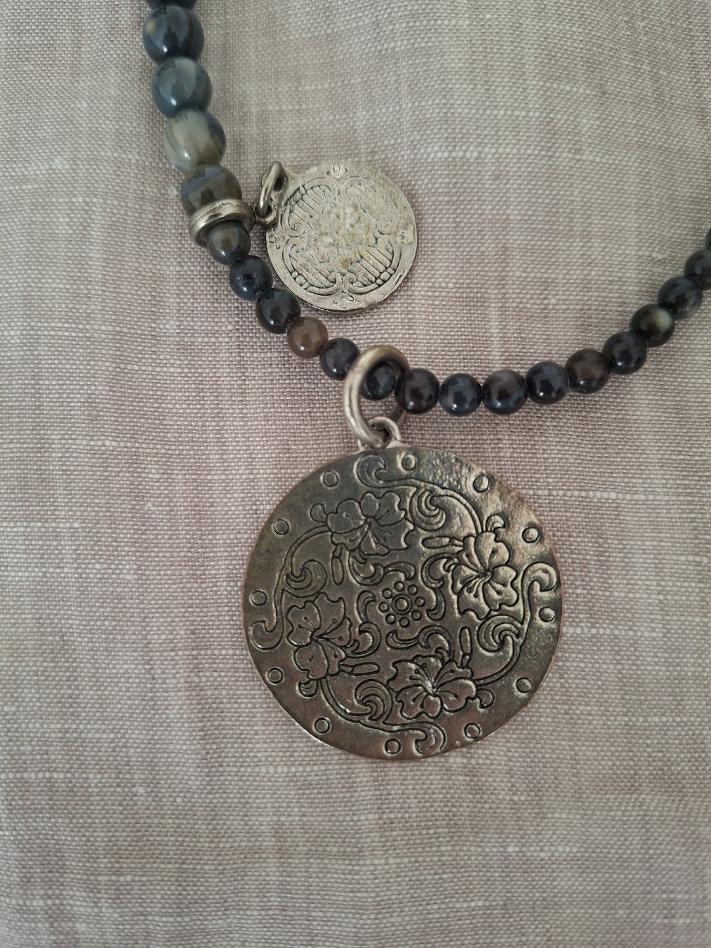 Catenine: Collier Vintage Bohème à Médaillons Gravés – Nuovo (secondo la descrizione) da Lutry venduto da Sim_Sta 4