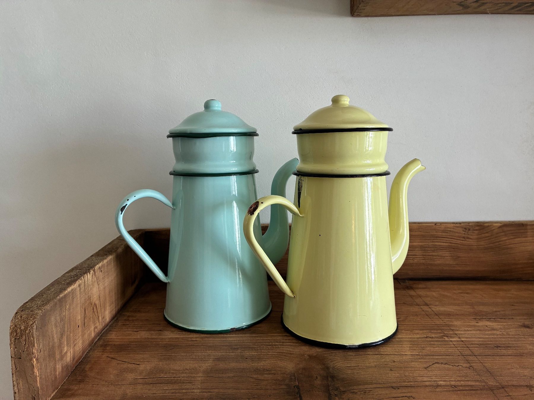 Théières: Zwei alte Emaille Kaffeekannen – D'occasion à Steffisburg par Reitschel5
