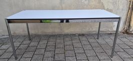 USM Haller Tisch weiss mit Metallbeinen gebraucht.
